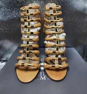 Tacones de aguja Vince Camuto Troy color napa tostado con tiras adornos dorados (US-TALLA 8M) - Imagen 1 de 23