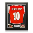 Von Dennis Bergkamp signiertes Arsenal-Trikot. Gerahmt