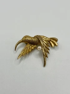 Spilla vintage Mamselle uccellino volante tono oro con accento di finta perla - Foto 1 di 5