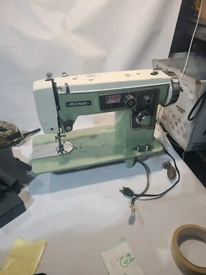 Máquina de coser modista vintage funciona pero necesita un pedal Foto 1 de 4