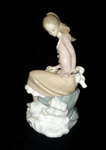 Lladro Girl with Fish at the Seaside Porcelain Figurine 4918 Retired 1985 Mint - Picture 1 of 11