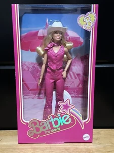 Muñeca de colección Barbie la película Margot Robbie como Barbie en rosa conjunto occidental - Imagen 1 de 6