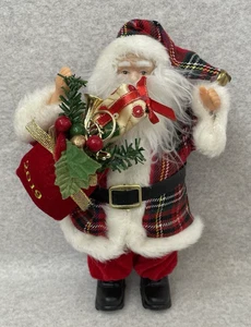 2019 Sammlerstück Weihnachtsmann 9 Zoll kariert Dekor mit Geschenken festlicher Weihnachtsanhänger - Bild 1 von 4