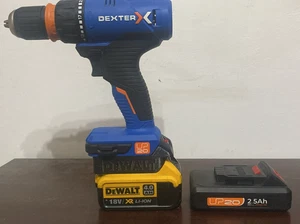adattatore da batteria DEWALT 18V a utensili dexter LEXMAN up 20 volt ( blu) - Foto 1 di 4
