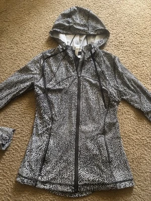 Chaqueta Lululemon para mujer 6 con capucha Define cremallera completa ventilada Nulu negra blanca Foto 1 de 4