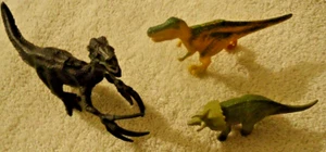 Lote de 3 dinosaurios de plástico de colores negro amarillo verde - Imagen 1 de 3