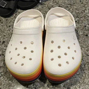 Scarpa Disney Parks PRIDE CASTLE CROCS ARCOBALENO retrò taglia W10 M8 - Foto 1 di 10