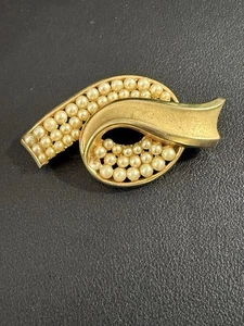 Broche prendedor vintage años 60 TRIFARI tono dorado con perlas de imitación H13 - Imagen 1 de 9