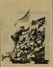 1945 Photo de presse lieutenant-colonel R.P. Ross Jr. place drapeau américain sur le château de Shuri