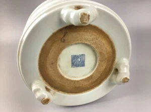 1) 18C QIANLONG 清乾隆 白/豆青釉模印筆筒 White/Celadon glaze stamped brush pot - Picture 1 of 6