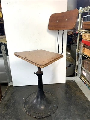 1900s New Britain Machine Co cadeira de desenho assento de madeira decoração industrial - Imagem 1 de 4