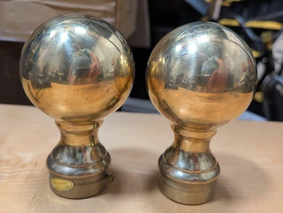 Пара однотонных латунных винтажных старых столбов для кровати 3 дюйма с шариковой опорой сверху - Изображение 1 из 4