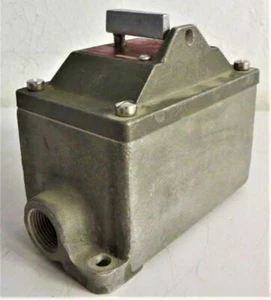 EATON EFDC218-T8-SA-TCF EXPLOSION PROOF ENCLOSURE WITH MANUAL MOTOR STARTING - Picture 1 of 6