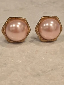 ELEGANT JOAN RIVERS PINK ROUND FAUX PEARL CABOCHON GOLDEN CLIP ON EARRINGS - Picture 1 of 2