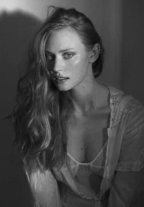 Deborah Ann Woll 10"x15" Hand-Signed Autographed Pic Beckett Witnessed SWAU sexy - Picture 1 of 8