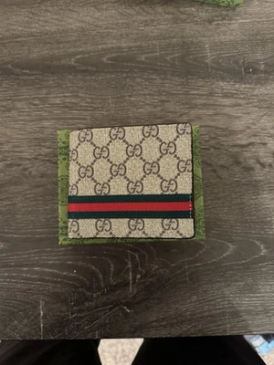 Carteira Gucci GG Supreme bi-dobrável marrom/bege, listra vermelha e verde - Imagem 1 de 3