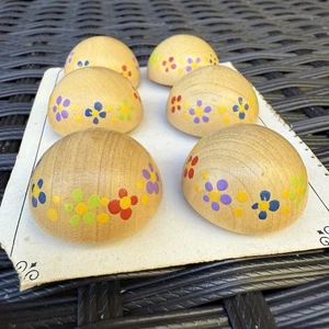 Pack de seis botones florales pintados a mano madera vintage nuevos en tarjeta - Imagen 1 de 5