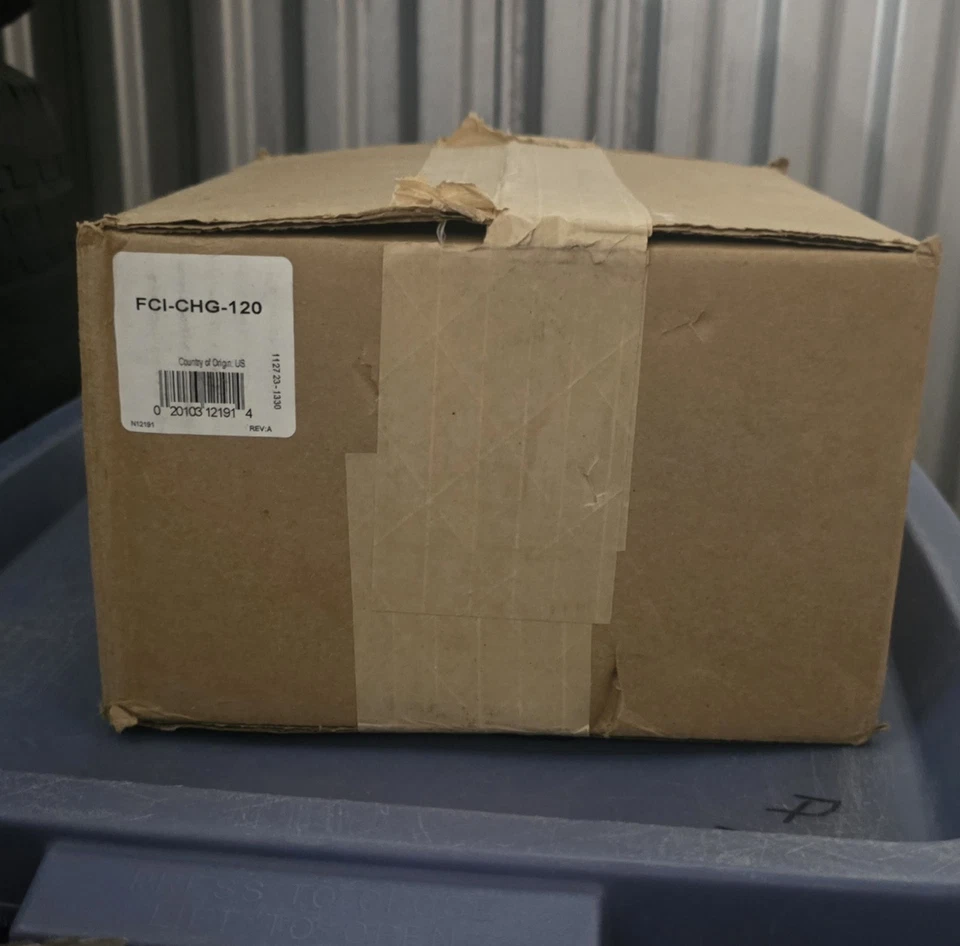 Cargador de batería Honeywell FCI CHG-120 para sistemas de CA de 120/240 V Foto 1 de 1