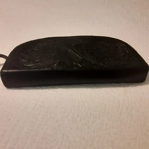 Muñequera/cartera de mano vintage de cuero mecanizada a mano en relieve floral negra Moto NOTA - Imagen 1 de 10