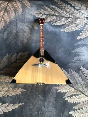 Instrumento de cuerda popular ruso Balalaika Foto 1 de 4