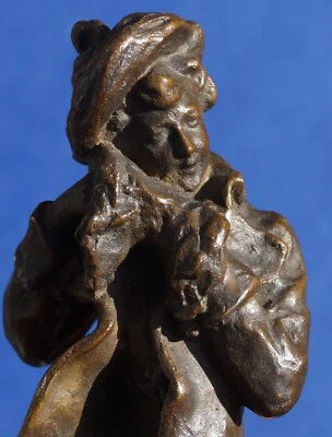 Giovane donna in cappotto invernale, firmato, 1900 circa, stile liberty, bronzo - Immagine 1 di 4