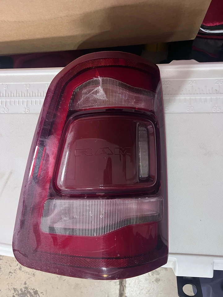 Conjunto de luces traseras Ram 1500 2019-2025 con punto ciego lado izquierdo (conductor) Mopar OEM Foto 1 de 4