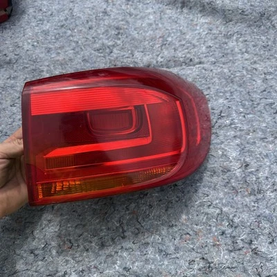 Задний фонарь в сборе правый для Volkswagen Tiguan 2012-2015 годов выпуска от оригинального производителя - Изображение 1 из 3