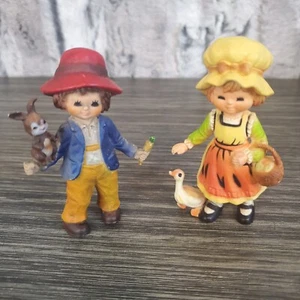 Estatuillas de plástico duro de 3,25" de colección niño con conejito, niña con ganso hechas en Hong Kong - Imagen 1 de 8