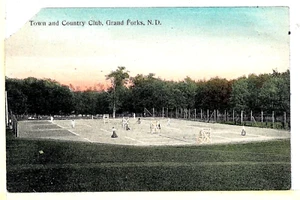 POSTKARTE RPPC North Dakota Grand Forks Tennisplätze Town & Country Club - Bild 1 von 2