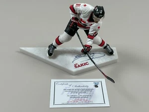 Joe Sakic Signed 2004 Team Canada 2005 NHL McFarlane Frozen Pond COA HOF Aves - Picture 1 of 6