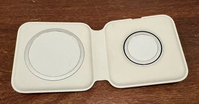 Cargador inalámbrico Apple MagSafe Duo, carga rápida para iPhone, AirPods y reloj Foto 1 de 2