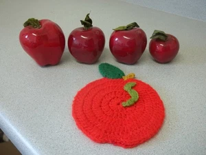 Glass ceramic apples with green tops 4 total with apple /worm hot pad - Picture 1 of 11