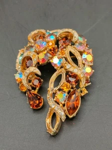 🔥 Vintage Flame-Tone Brooch – Amber, Aurora Borealis & Gold-Tone Leaf Design - Picture 1 of 3