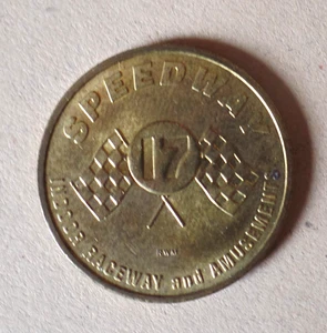 Vintage SPEEDWAY INDOOR RACEWAY & AMUSEMENTS #17 Gold Tone 2-Sided Token - Foto 1 di 3