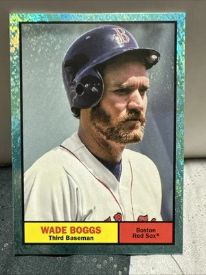 2024-25 Topps Archives Aqua Sparkle Foilboard Wade Boggs #58 Low Pop/75 Red Sox Foto 1 de 2