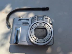 Casio Exilim EX-P600 Digital Camera 6MP 4 x Optical Zoom - Picture 1 of 8
