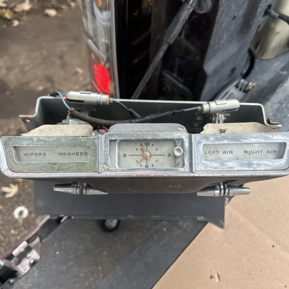 Reloj e interruptores centrales de información de tablero Ford Thunderbird 1964-1966 Foto 1 de 4