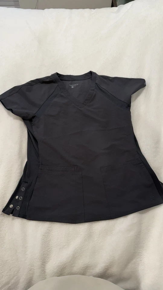 Med Couture Heather Gray Scrub Top in a Size Medium — 第 1/1 张图片