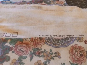 Tela tejida blanca con cachemira rosa de 60 pulgadas de ancho de 1,5 yardas - Imagen 1 de 4