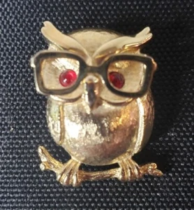 Vintage Gold Tone Red Eye Owl W/Glasses Signed Sarah Coventry Brooch Pin (#9) - Picture 1 of 10