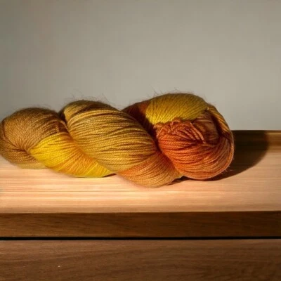 Calcetín Sweetgeorgia Yarn Tough Love 80% SW Merino/20% Nylon “Pumpkin Spice Pie” Foto 1 de 4