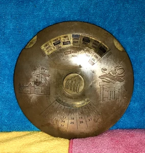 Antiguo calendario giratorio vintage perpetuo de latón - Imagen 1 de 2