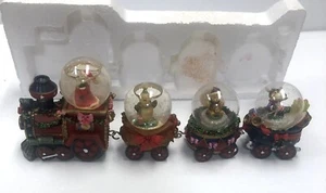 Vintage Holiday Classics Santa & Friends 4 Schneekugel Zug Weihnachtsdeko Lesen - Bild 1 von 14