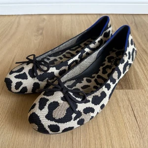Zapatos planos de ballet Rothys Desert Cat para mujer talla 9 lazo estampado de leopardo punta redonda - Imagen 1 de 12