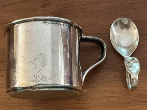 Tazza bambino sterlina internazionale, cucchiaio monogramma "KEW" 59,4 grammi - Foto 1 di 7