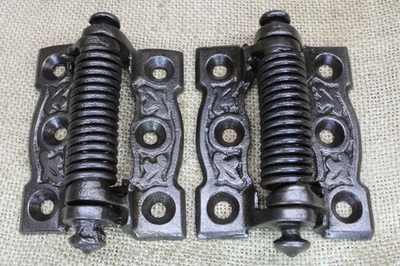 2 dobradiças de porta de tela antigas ornamentadas vitorianas antigas 1880’s bobina mola quadrada - Imagem 1 de 4
