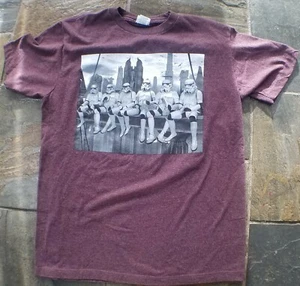 Star Wars Burgunder T-Shirt Gr. Medium Stormtrooper sitzend auf einem I Beam - Bild 1 von 7