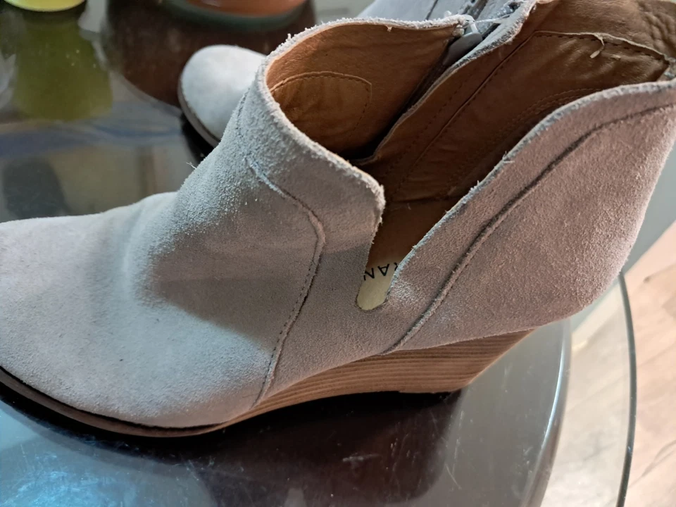 Botines de cuña de gamuza Lucky Brand beige de cuero con cremallera para mujer talla 8 otoño informales Foto 1 de 4