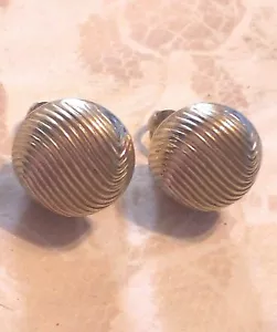 VINTAGE EARRINGS - SIGNED SARAH COVENTRY, GOLDTONE CLIP ON EARRINGS (J645) - Picture 1 of 3