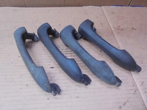 JUEGO DE MANIJAS DE PUERTA EXTERIOR DELANTERAS Y TRASERAS FORD FOCUS 1999 MK1 PLÁSTICO NEGRO - Imagen 1 de 5